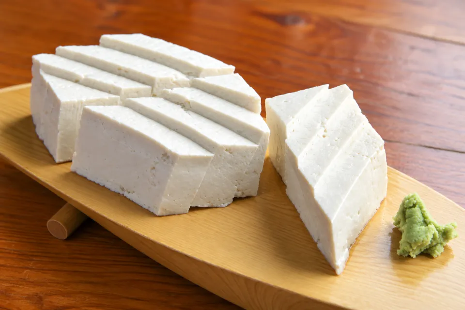 五箇山の味 ふるさとの木の器に盛り付けた五箇山とうふ刺身