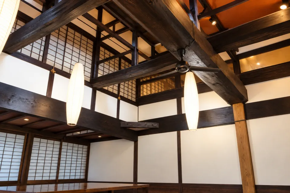 五箇山の味 ふるさとの太い木梁と吊り照明のある店内