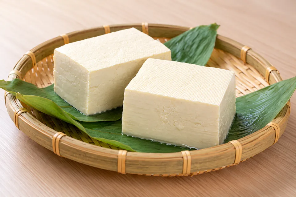 お食事処坂出のざるに載った五箇山豆腐