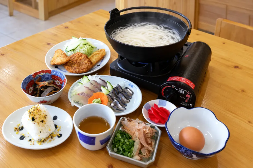 五島手延うどん おっどん亭の鍋のうどんと刺身や揚げ物を合わせた団体向けセット