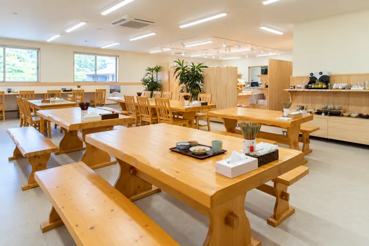 五島手延うどん おっどん亭の木のテーブルが並ぶ食堂