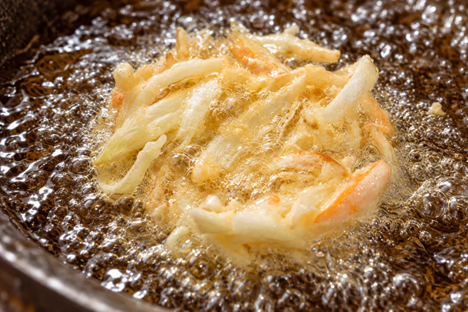 五島手延うどん おっどん亭の油の中で揚げるごぼう天