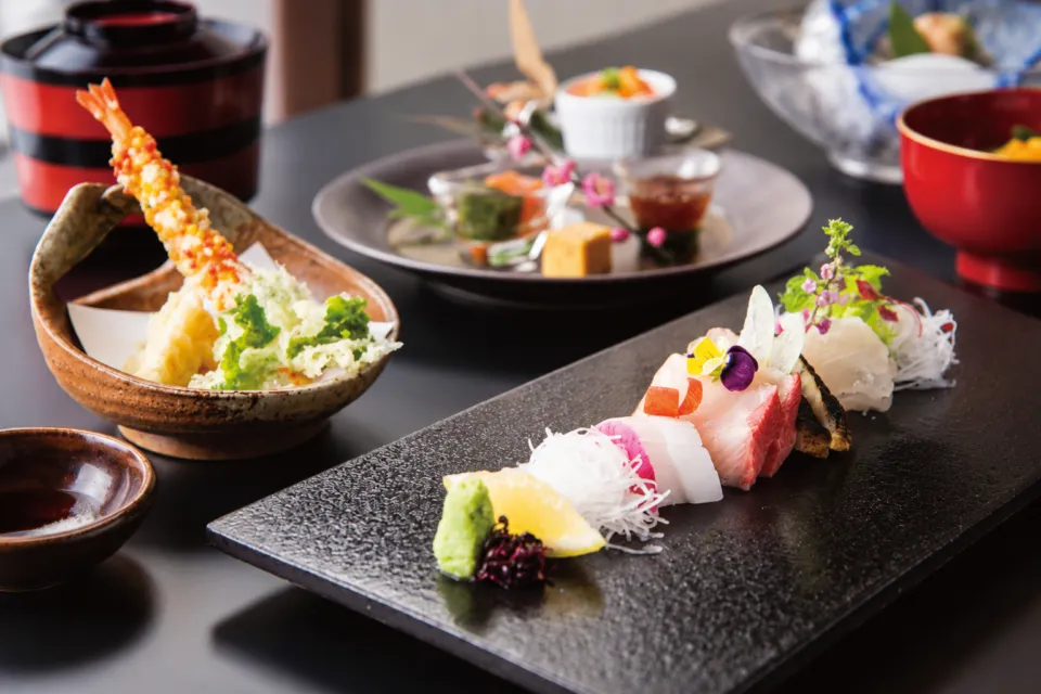 郷屋敷 本店の造里と天ぷらを含む会席料理