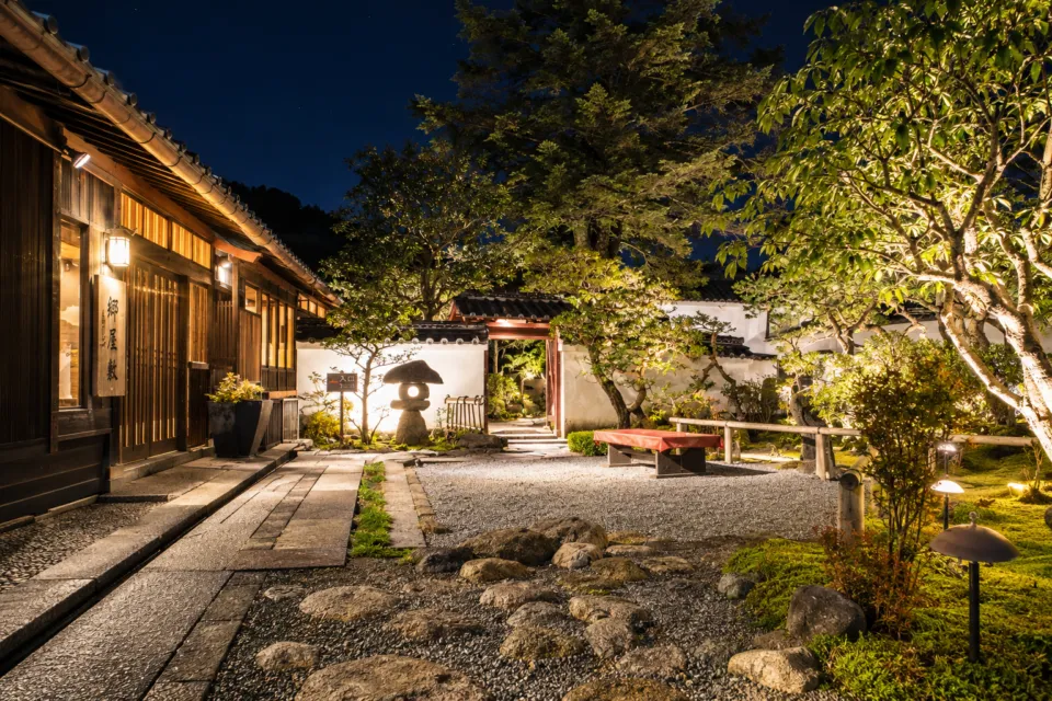 郷屋敷 本店の夜に照らされた庭園