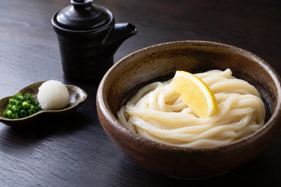 郷屋敷 本店の柑橘を添えたうどん