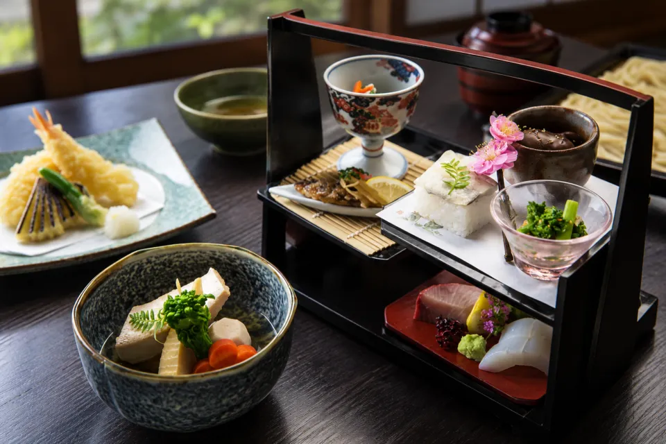 郷屋敷 本店の小鉢と造里を含む和食の膳
