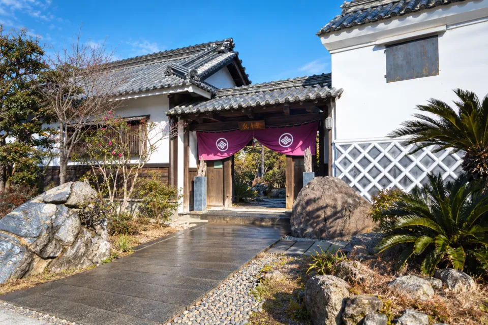 郷屋敷 本店の正面入口と屋敷の外観