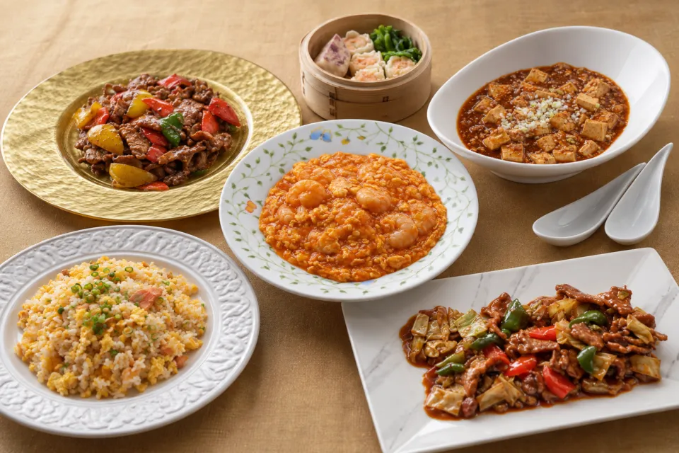 グランカフェの炒め物や点心を並べた中華料理の一例