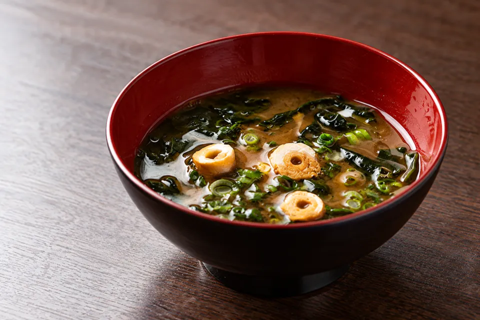 グリルみつばの赤い椀の味噌汁