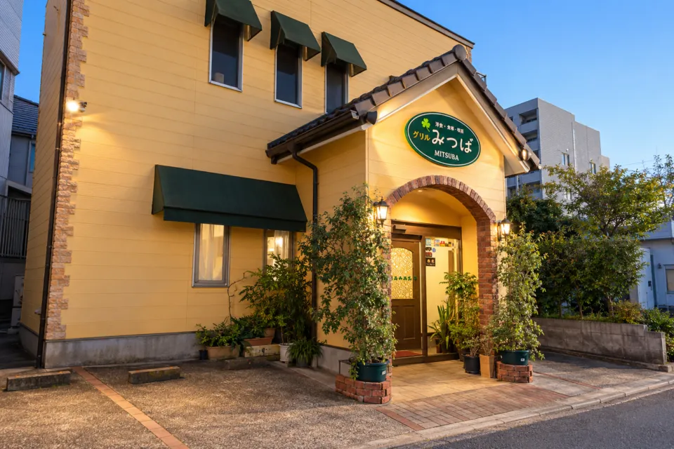グリルみつばの緑の看板がある店舗正面