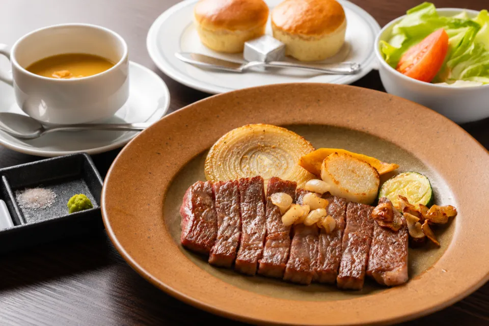 グリルみつばのステーキとスープを添えたコース料理