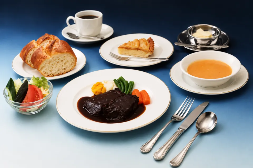 グリルストークの主菜とスープを組み合わせた料理一式