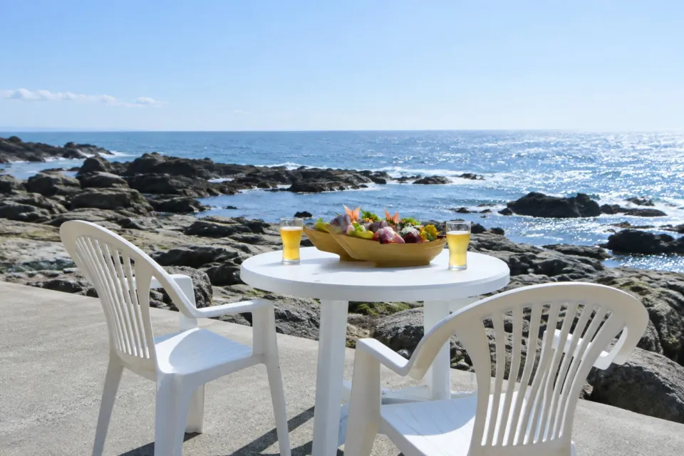 漁港食堂だいぼの海沿いの屋外テーブル