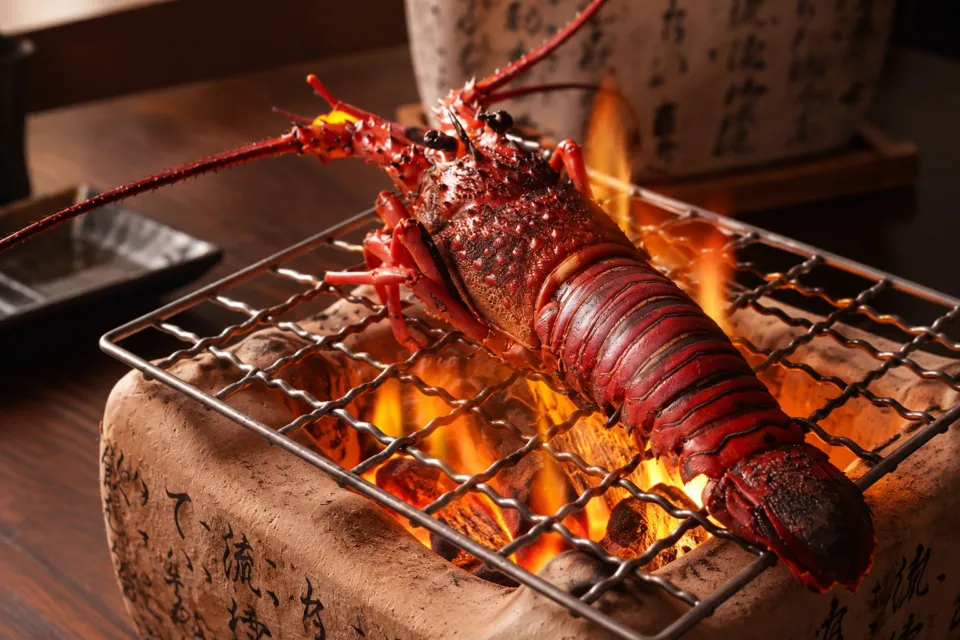 漁港食堂だいぼの網で焼く伊勢海老