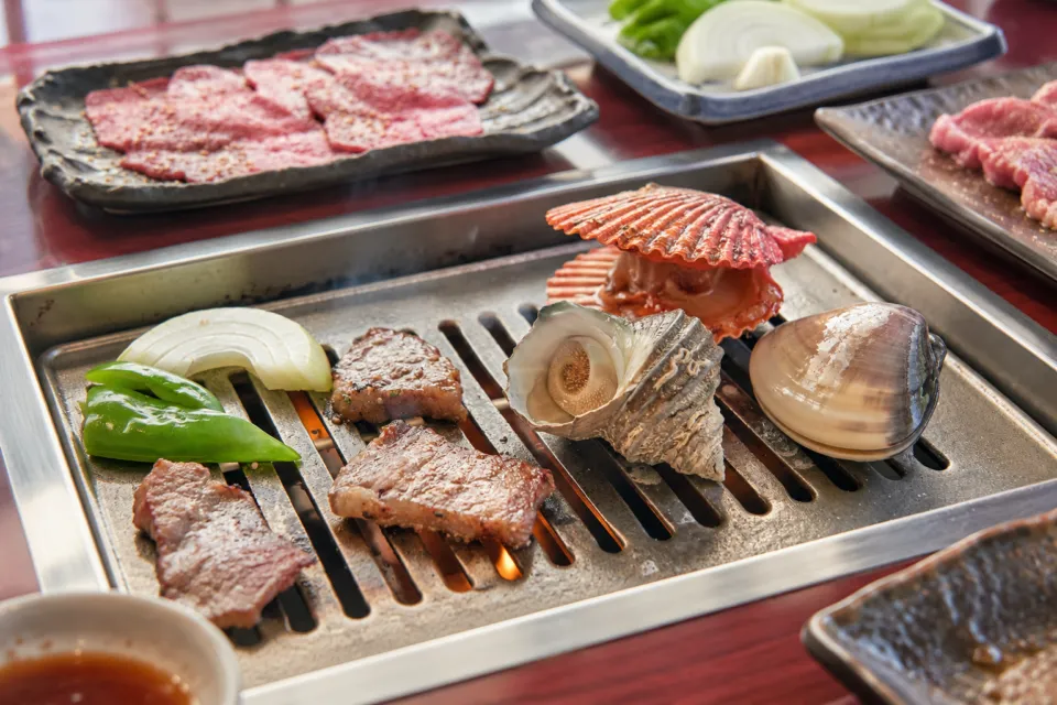 萩の茶屋の網で焼く貝と肉
