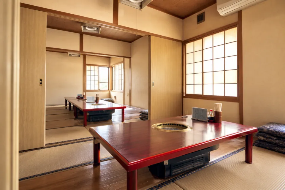 萩の茶屋の窓のある座敷席