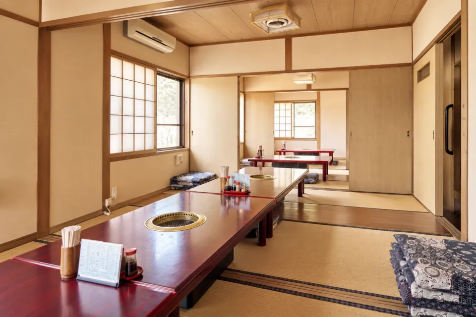 萩の茶屋のテーブルが並ぶ座敷