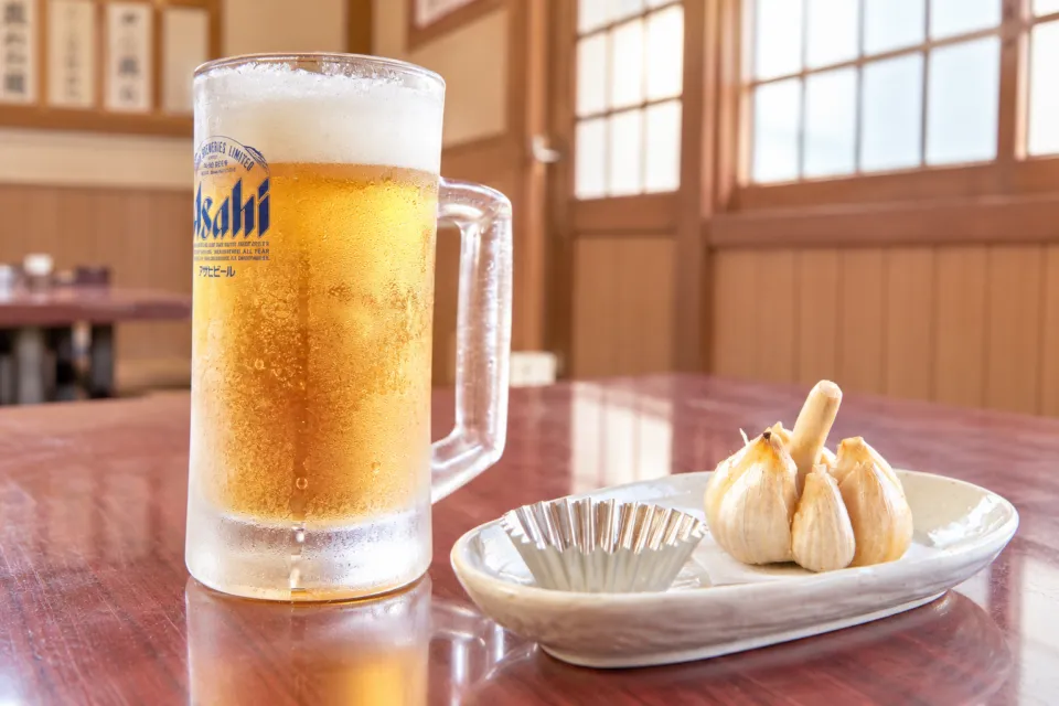 萩の茶屋のジョッキとにんにくの一皿