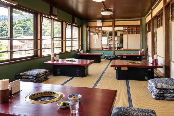 萩の茶屋の座敷と焼き台のある店内