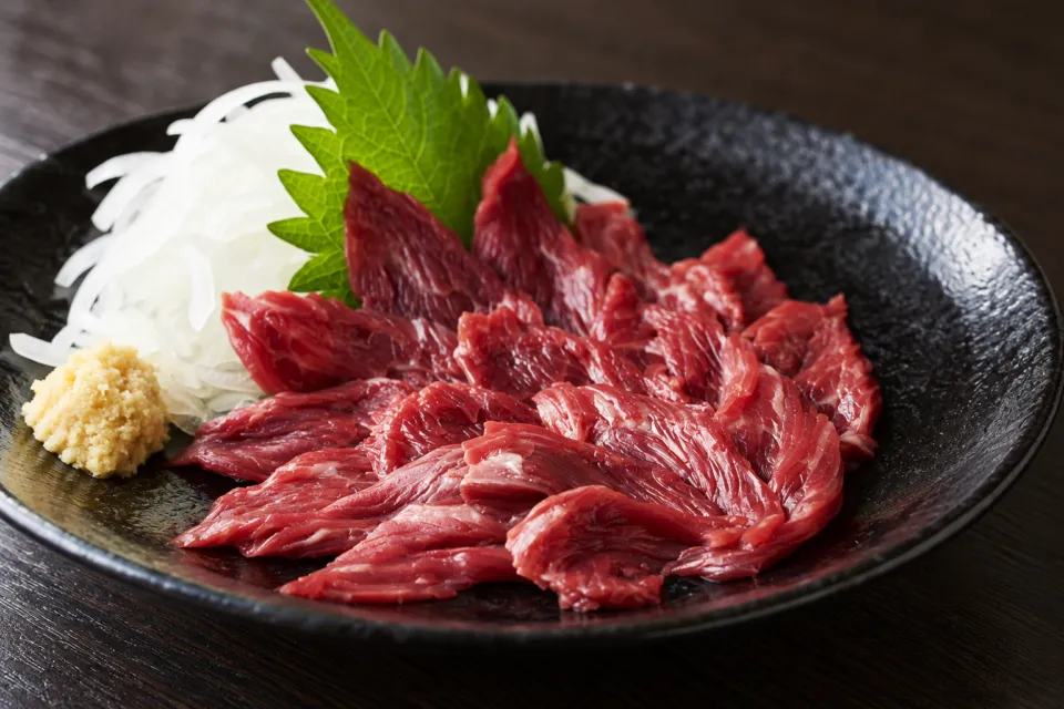 博多味処いろは 博多本店の熊本直送の馬刺しを盛った皿