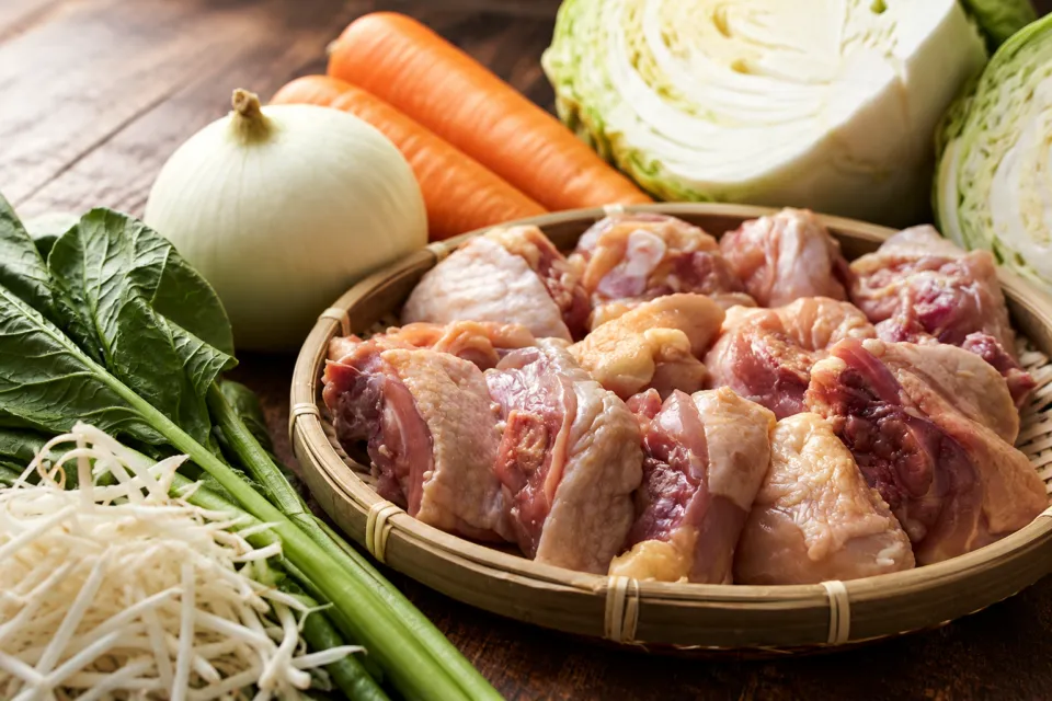 博多味処いろは 博多本店の水たき用の鶏肉と野菜を盛った皿