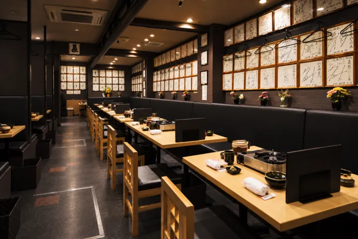 博多味処いろは 博多本店の鍋卓と食器を並べた博多本店のテーブル席