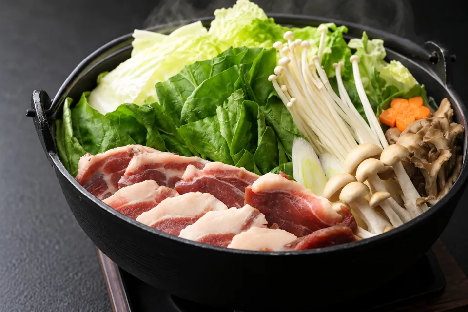 花旅館 岩戸屋の猪鍋の肉と野菜