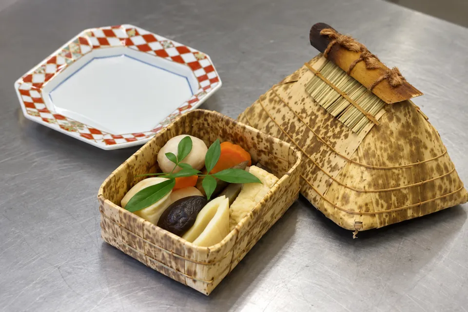 花旅館 岩戸屋の煮しめと小屋形の器