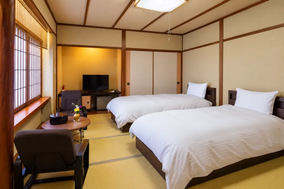 花旅館 岩戸屋の和室のベッドと座席