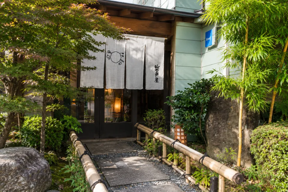 花旅館 岩戸屋ののれんのある正面入口