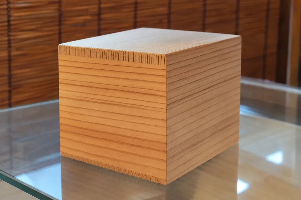花山 山本の木目を生かした木製の箱
