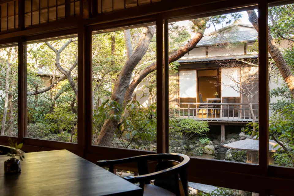 HATSUNEYA GARDENの個室の窓から眺める中庭