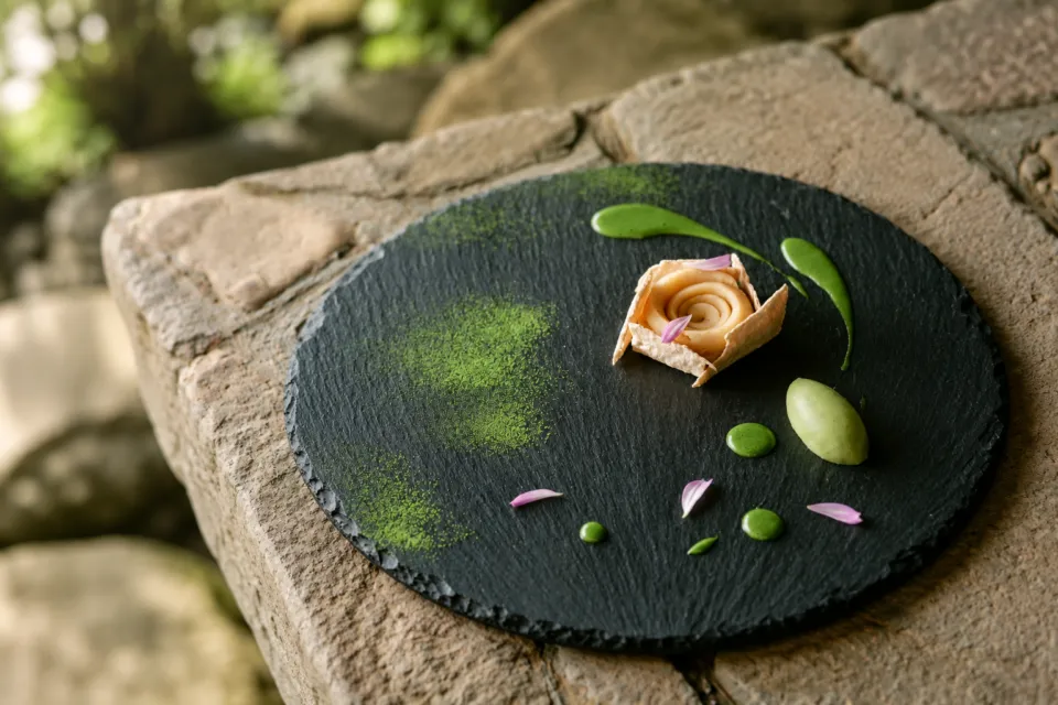 HATSUNEYA GARDENの緑の皿に盛り付けた料理の一例