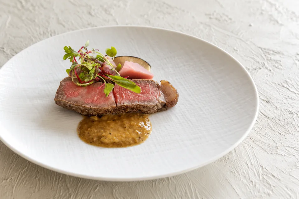 HATSUNEYA GARDENの宴会コースで紹介される肉料理の一例