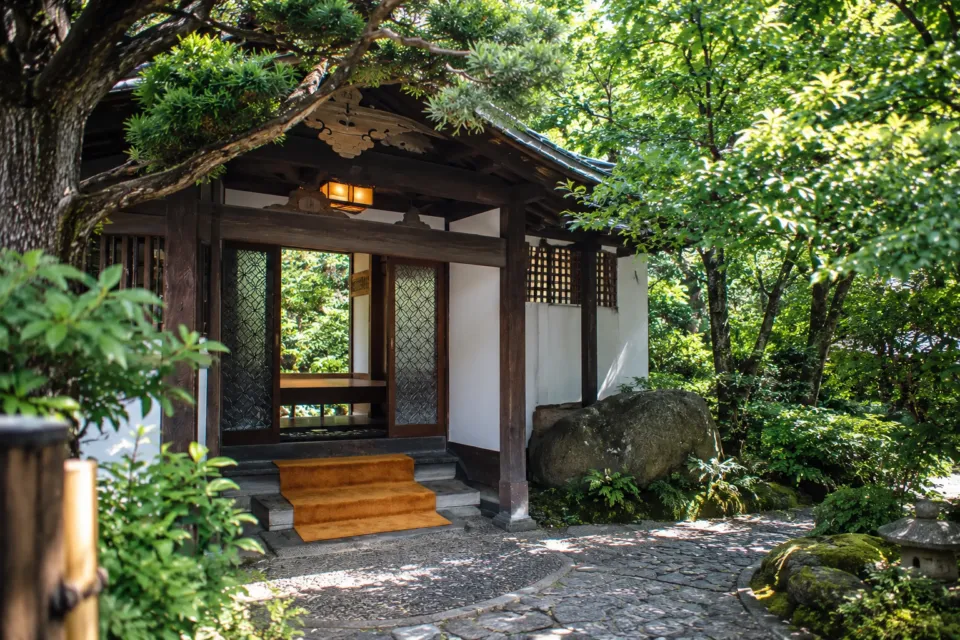 HATSUNEYA GARDENの緑に囲まれた木造の玄関