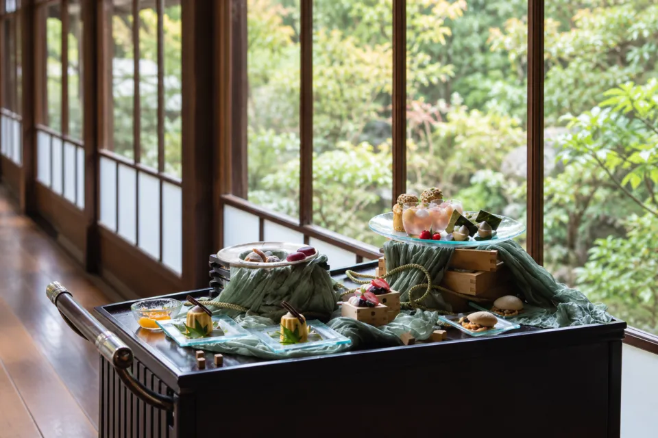 HATSUNEYA GARDENの窓辺に置かれたデザートワゴン