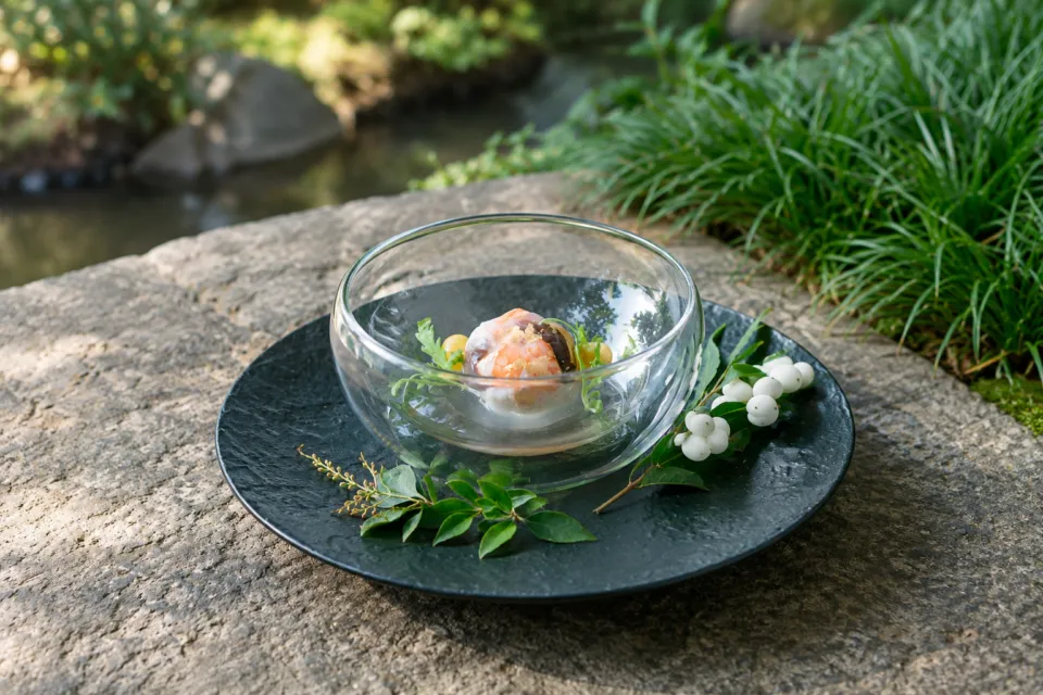 HATSUNEYA GARDENのガラスの器と緑色の皿に盛り付けた料理の一例