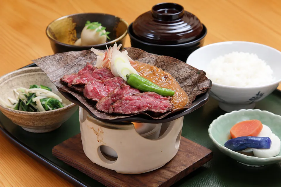 飛騨の味 酒菜の飛騨牛入り朴葉味噌定食