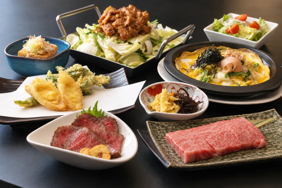 飛騨の味 酒菜の複数の飛騨牛料理と郷土料理の盛り合わせ
