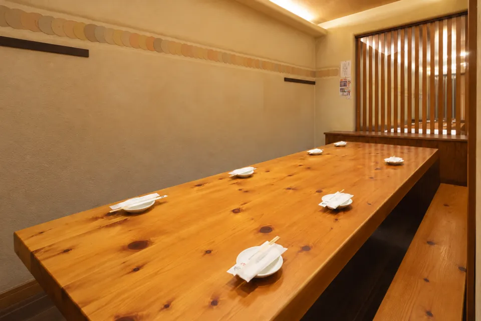 飛騨の味 酒菜の木の長テーブルと土壁