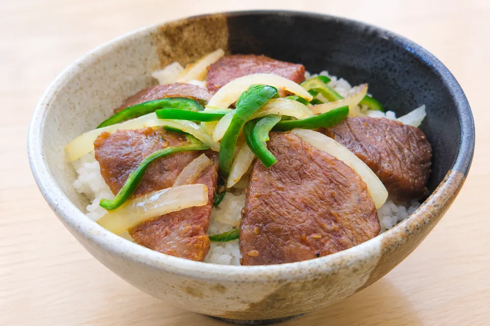 平泉レストハウスの焼肉をのせた前沢牛の丼