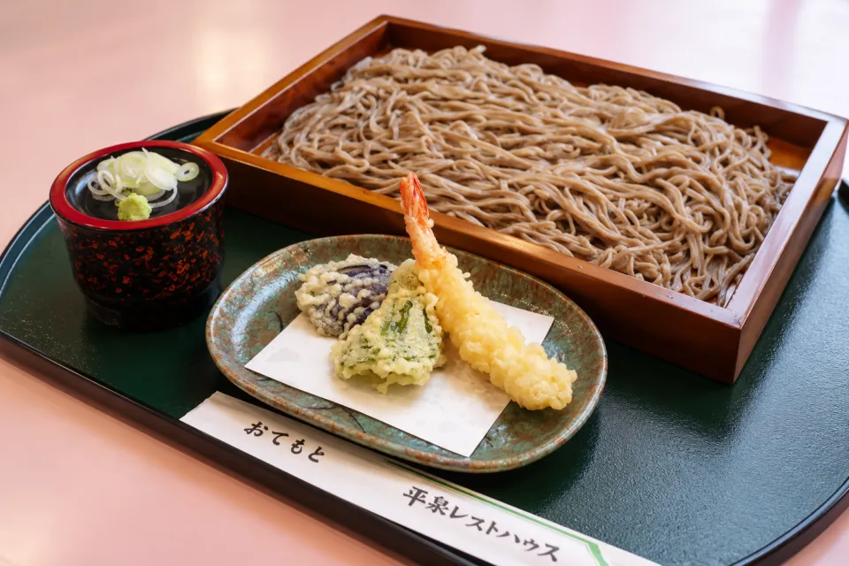 平泉レストハウスのそばと天ぷらを並べた板天そば