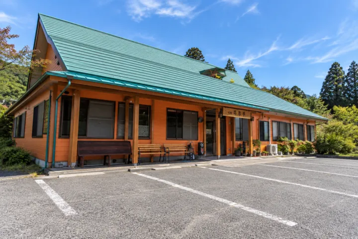 高原亭のグリーンの屋根の店舗外観