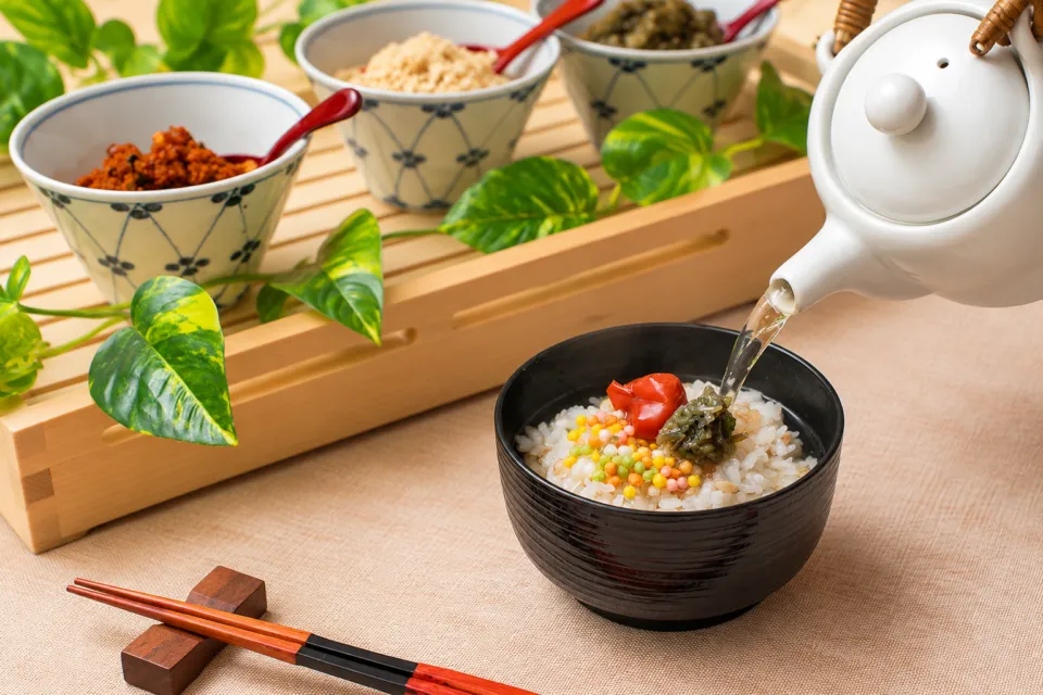 日和ホテル松山のだしを注ぐ夜食のお茶漬け