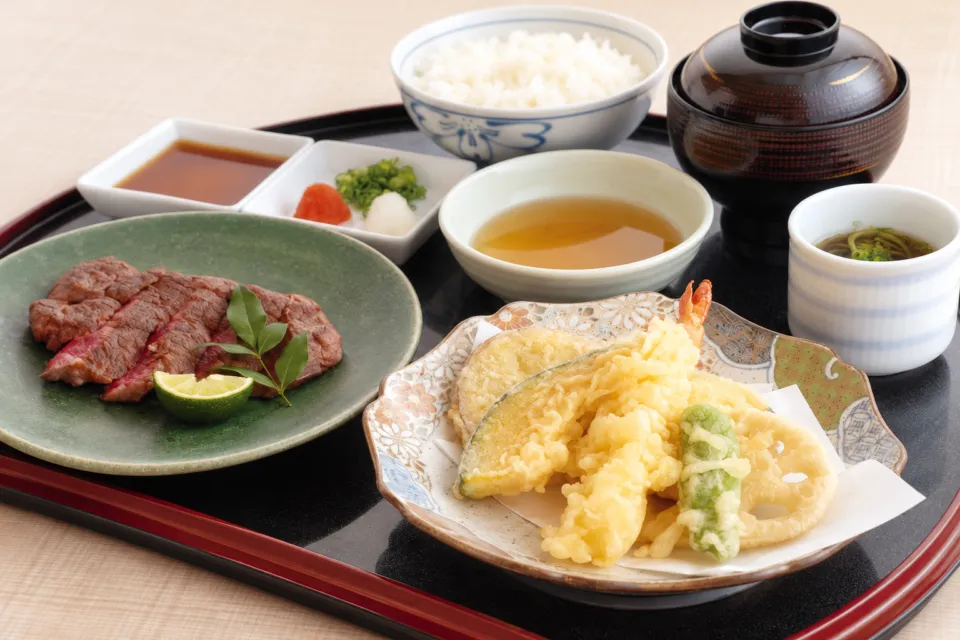本家かもめ屋の肉と天ぷらを別皿に盛った御膳