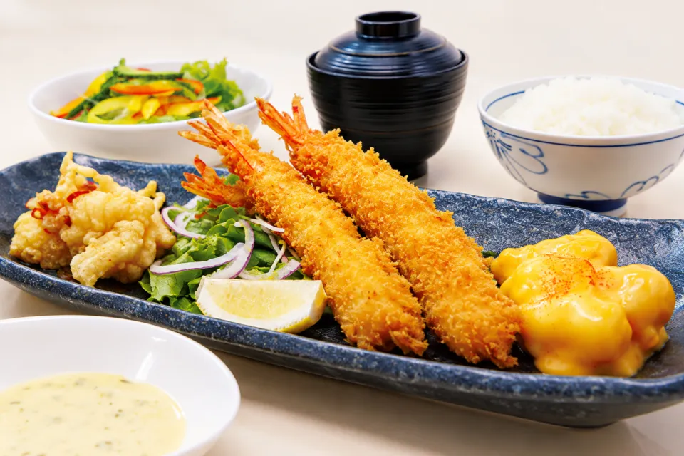 本家かもめ屋の海老フライなど海老料理を合わせたランチ