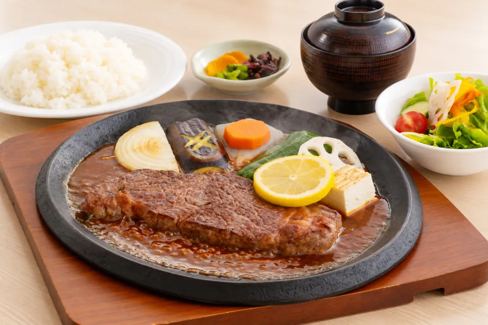 本家かもめ屋のロースステーキに汁物とサラダを添えたコース
