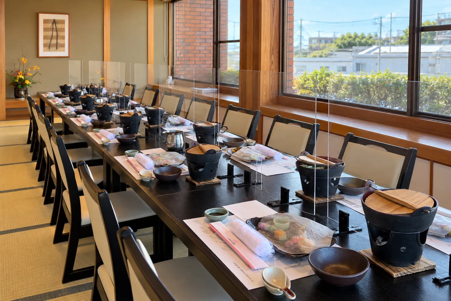 本家かもめ屋の会食の料理を並べた和室テーブル席