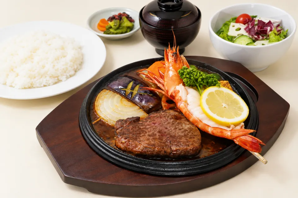 本家かもめ屋のヘレ肉と有頭海老の鉄板コース
