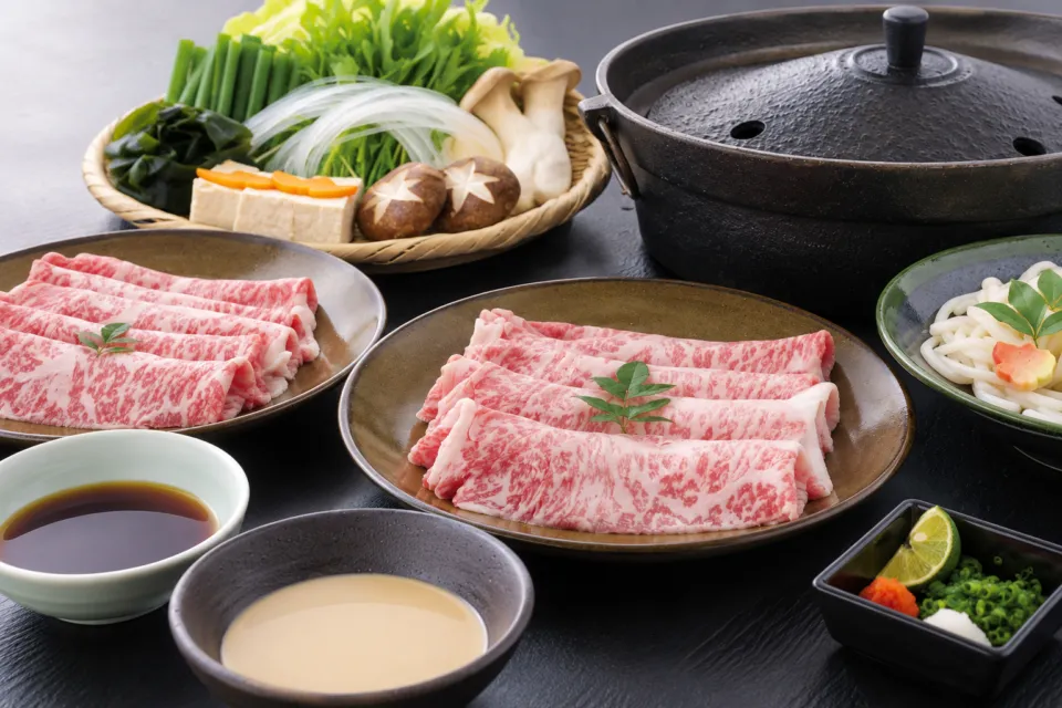 本家かもめ屋の霜降り肉と野菜を盛ったしゃぶしゃぶ
